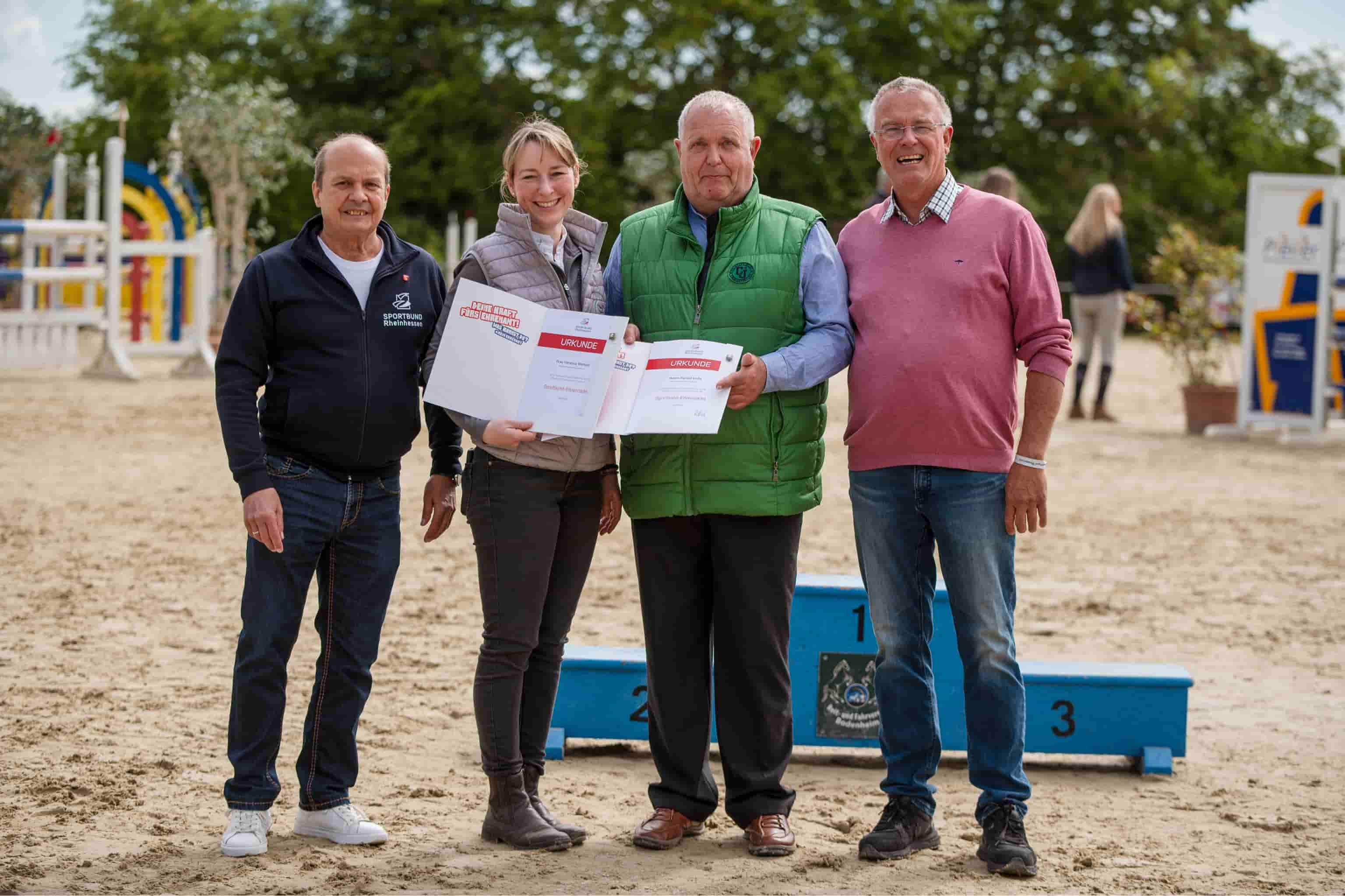 Anlässlich der Rheinhessenmeisterschaft In Bodenheim wurden unsere beiden 1+2 Vosi für ihre Verdienste um die Förderung des Pferdesports von Klaus Kuhn Präsident Sportbund Rheinhessen mit der Ehrennadel ausgezeichnet Glückwunsch ihr zwei 